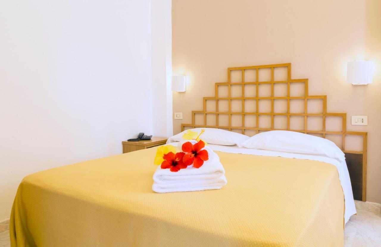 Hotel Villaggio Cala Di Volpe Capo Vaticano Eksteriør bilde